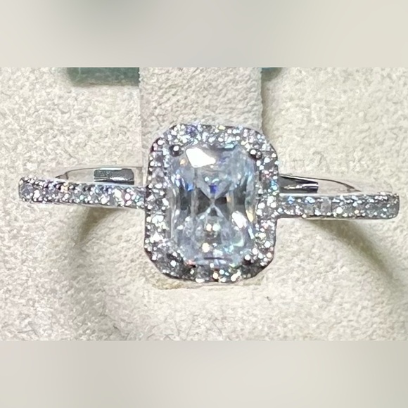 Size 8 Sterlingg Silver 925 Moissanite Ring - Picture 1 of 6